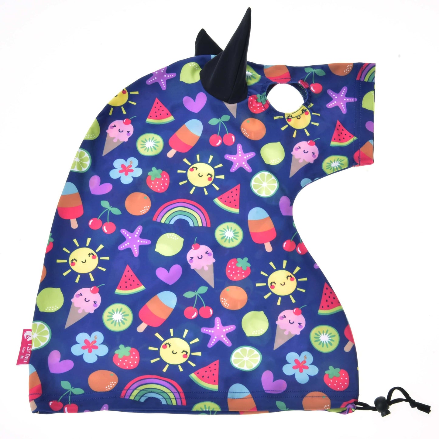Combinaison de protection Hobby Horse Bonheur de Hobby Horse LarDen, capuche colorée en forme de licorne avec corne noire, motifs joyeux de fruits, arc-en-ciel, soleil, glace et étoiles sur tissu bleu foncé, avec cordon de serrage en bas.