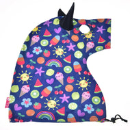 Combinaison de protection Hobby Horse Bonheur de Hobby Horse LarDen, capuche colorée en forme de licorne avec corne noire, motifs joyeux de fruits, arc-en-ciel, soleil, glace et étoiles sur tissu bleu foncé, avec cordon de serrage en bas.
