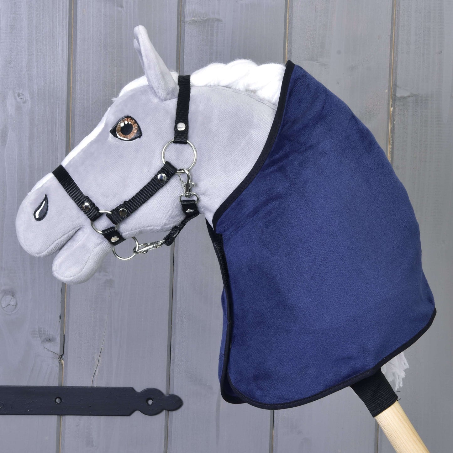 Hobby Horse LarDen Set Dark Blue (Ohrenkappe + Decke) mit grauem Plüschpferd, weißer Mähne, schwarzem Zaumzeug, dunkelblauer Ausstattung und Holzstab, perfekt für jedes Hobby Horsing-Abenteuer.