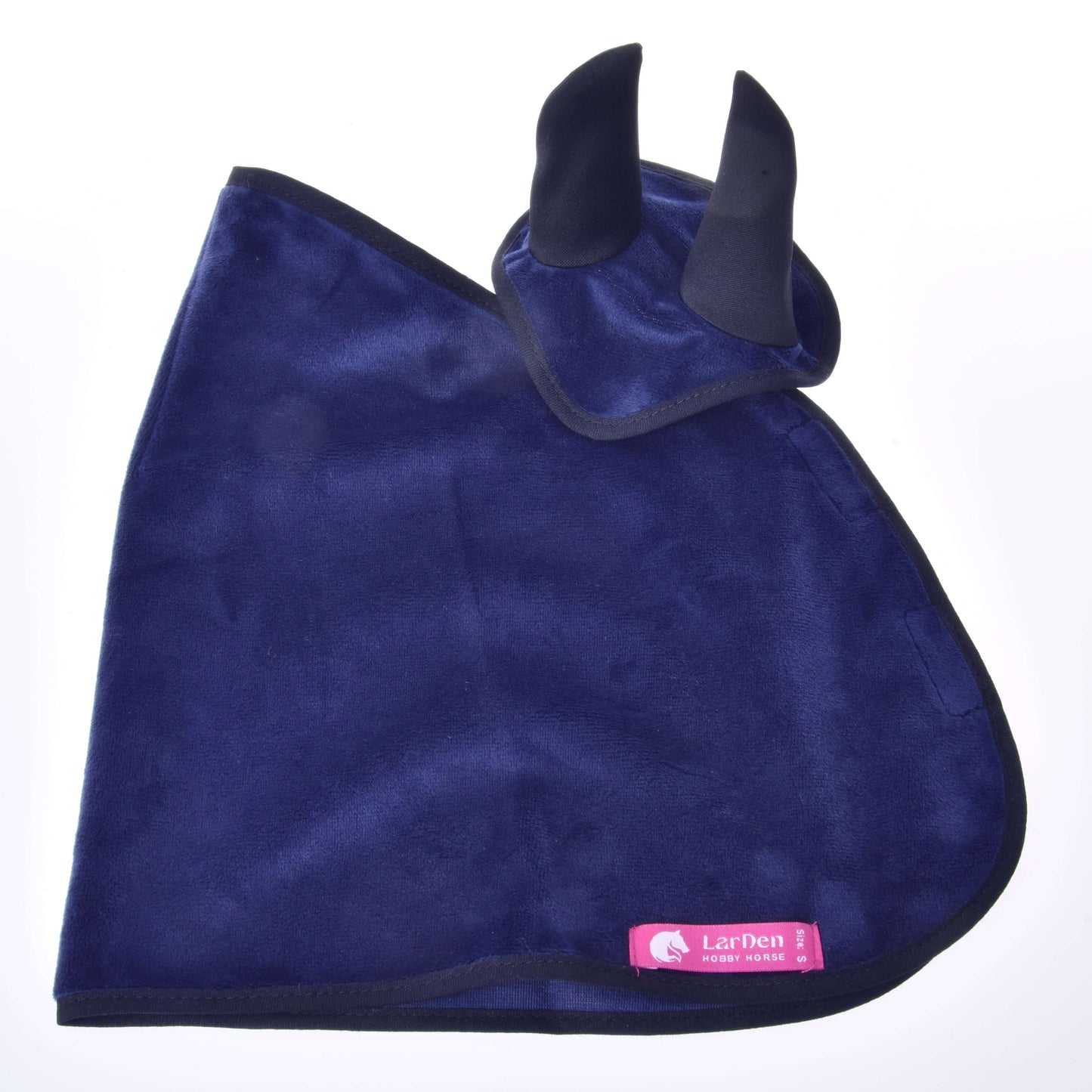 Hobby Horse LarDen Set Dark Blue (Ohrenkappe + Decke) mit dunkelblauer Ohrenkappe mit schwarzer Einfassung, rosa Etikett mit weißem Text und Pferdelogo sowie zwei Ohrenabdeckungen, vor weißem Hintergrund.