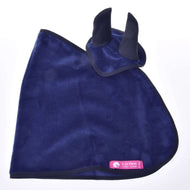Hobby Horse LarDen Set Dark Blue (Ohrenkappe + Decke) mit dunkelblauer Ohrenkappe mit schwarzer Einfassung, rosa Etikett mit weißem Text und Pferdelogo sowie zwei Ohrenabdeckungen, vor weißem Hintergrund.