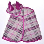 Set Cube Pink von Hobby Horse LarDen mit einer karierten Pferdedecke in Pink und Grau mit pinker Einfassung, zwei passenden Ohrenkappen und Überzügen, alles vor weißem Hintergrund präsentiert.