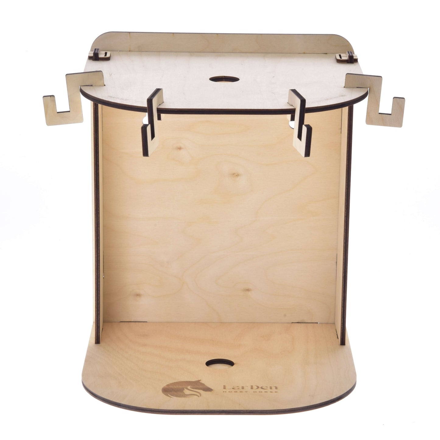 Kleiner Hobby Horse Stall von Hobby Horse LarDen, ein hölzerner Flat-Pack-Ständer mit Steckverbindungen, Aussparungen und lasergraviertem LarDen-Logo, ideal zum Präsentieren deines Lieblings-Hobby Horse aus Sperrholz.