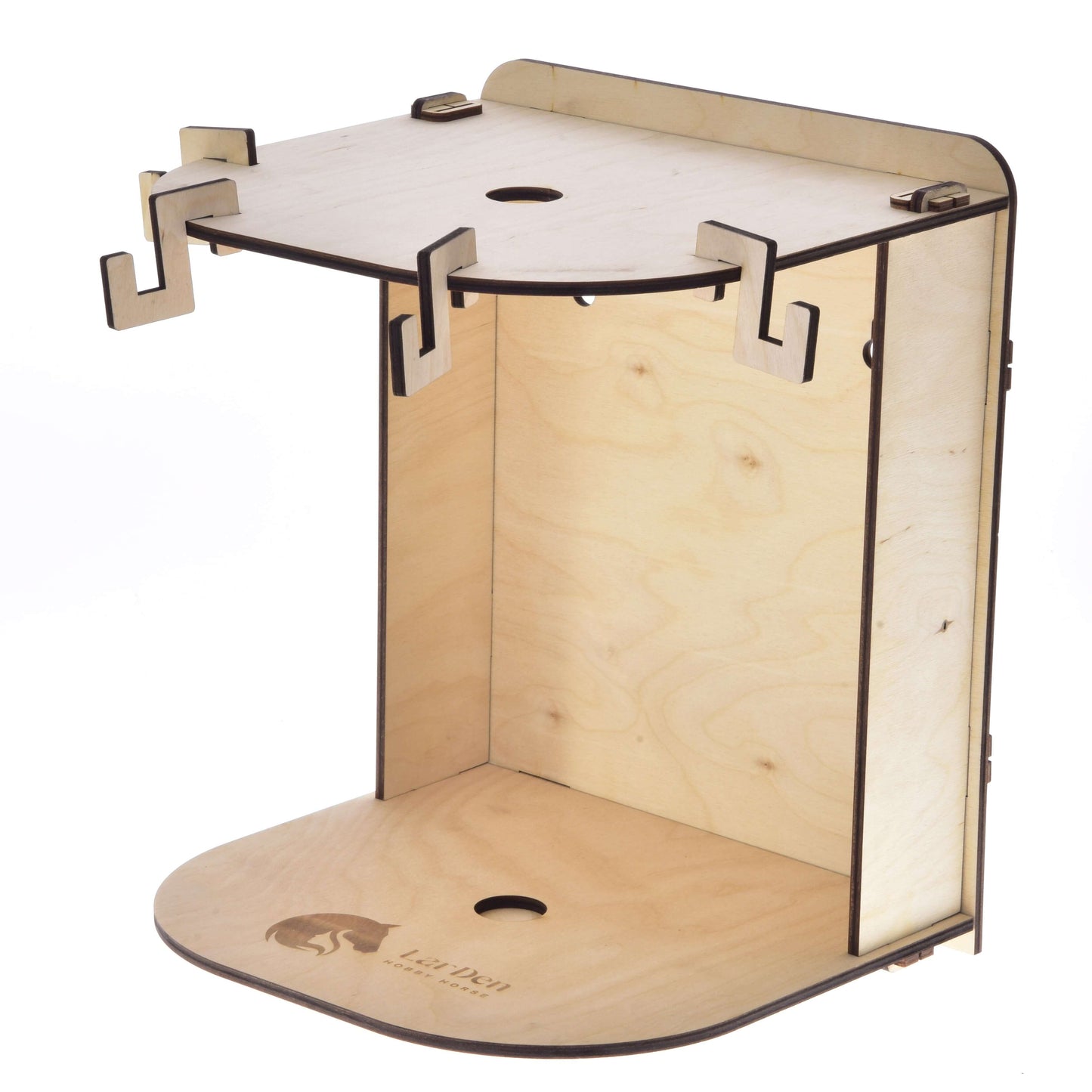 Hobby Horse LarDen Kleiner Hobby Horse Stall mit minimalistischem Design, flacher Basis, vertikaler Rückwand, oberem Regal mit ausgeschnittenen Haken, lasergraviertem Logo auf der Basis und einer mittigen Öffnung für Kabelführung.