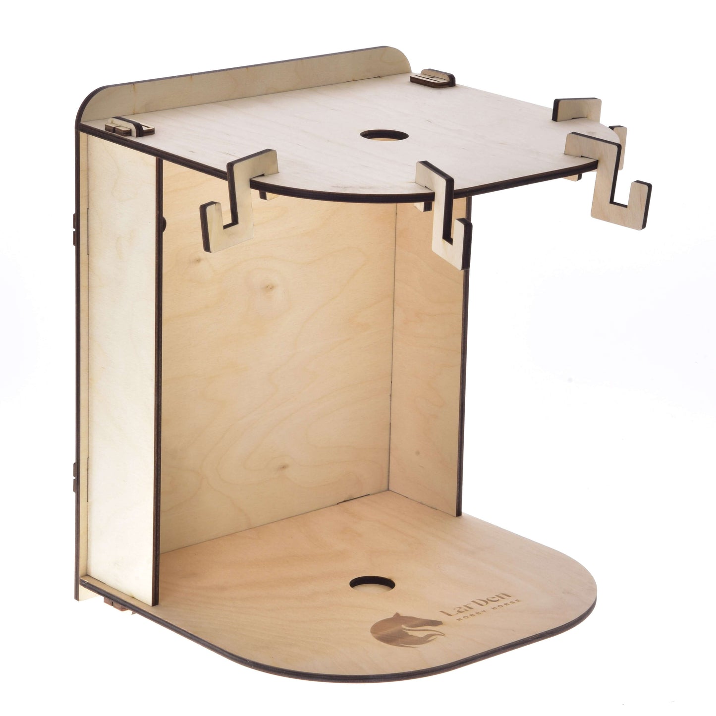 Hobby Horse LarDen Kleiner Hobby Horse Stall, ein hölzerner, lasergeschnittener Ständer mit gebogenem Regal, mehreren Haken und runden Aussparungen. Mit Markenlogo auf der Basis und dem oberen Regal, ideal als Bausatz oder zum Präsentieren von Hobby Horses.