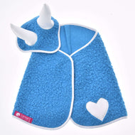 Set Mystery von Hobby Horse LarDen ist eine blaue strukturierte Decke für Hobby Horse mit weißem Besatz, zwei aufrecht stehenden Kragenhörnern, einem weißen Herz-Aufnäher auf einer Seite und einem roten Logo-Etikett am Rand – eine einzigartige Pferdedekoration.