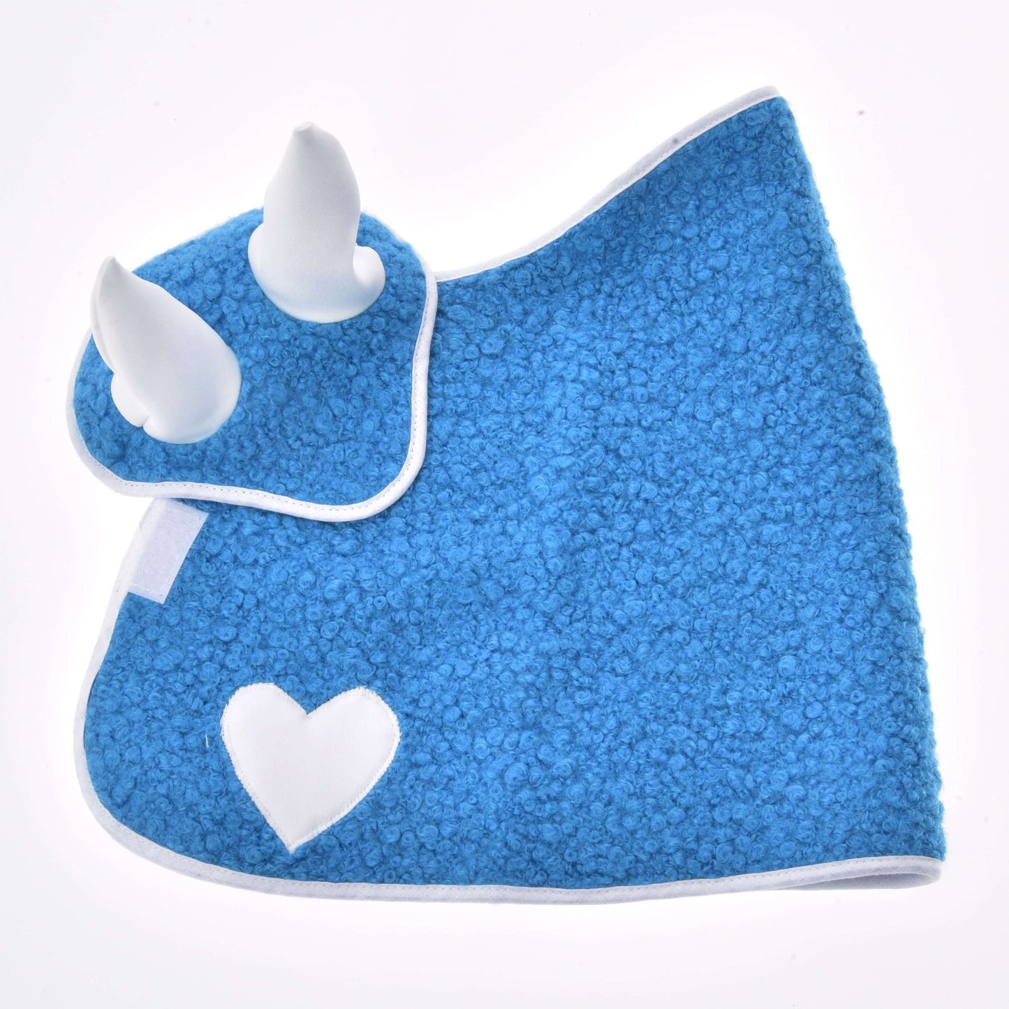 Hobby Horse LarDen Set Mystery ist eine blaue strukturierte Decke für Hobby Horse mit weißem Besatz, zwei weichen weißen Hörnern und einer weißen herzförmigen Applikation, flach liegend vor weißem Hintergrund.