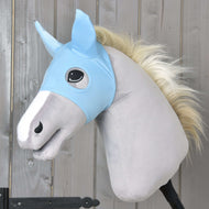 Le « Masque de Cheval Ciel » de Hobby Horse LarDen montre un Hobby Horse en peluche gris clair avec une crinière blanche, une bride en tissu bleu clair, une poignée de bâton noire et un masque lavable, présenté sur fond de panneaux en bois.