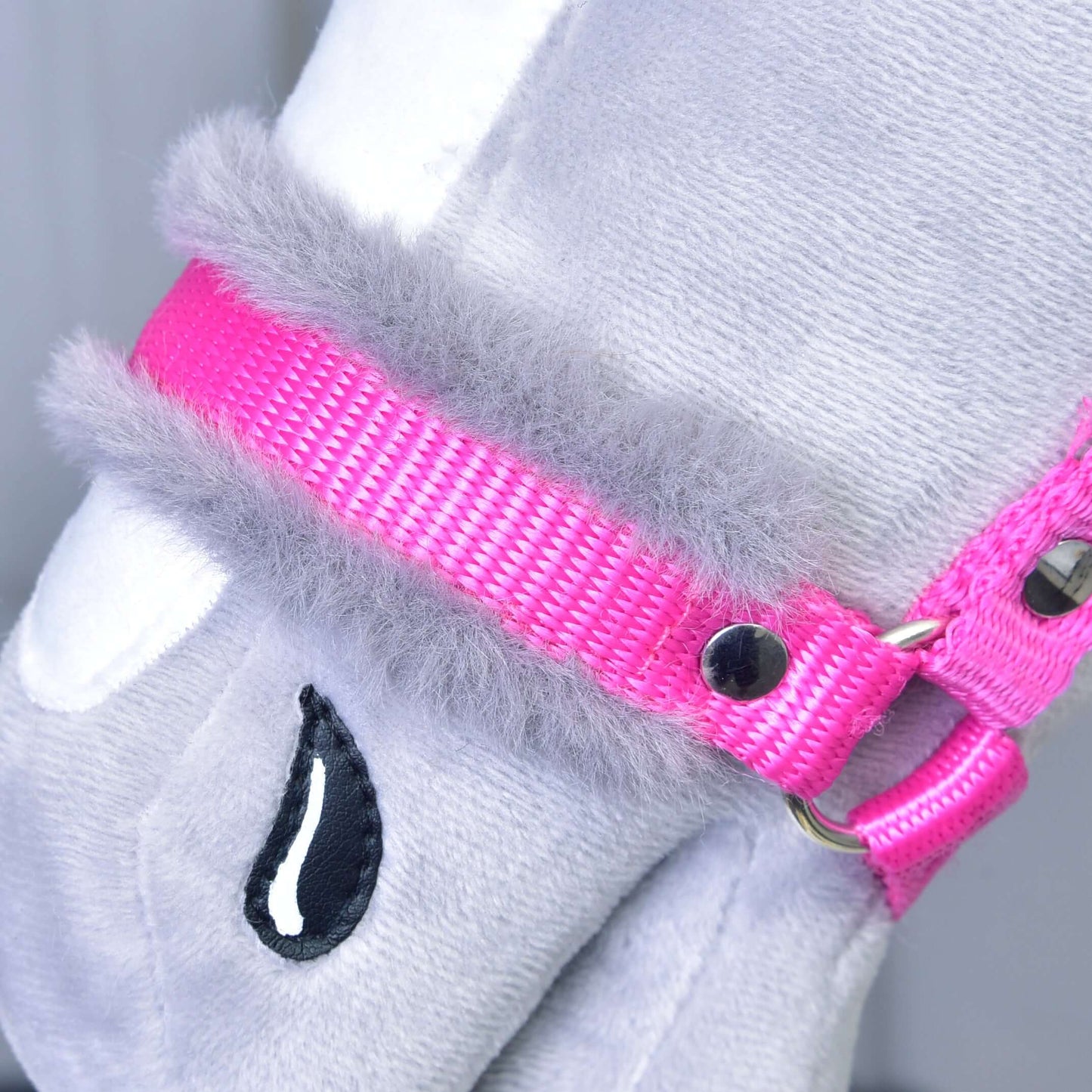 Gros plan sur une peluche grise portant le Licol rose avec fourrure de Hobby Horse LarDen, avec coloris rose vif, pièces métalliques et bordure grise douce et moelleuse.