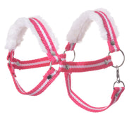 Halfter roter Streifen mit Fell von Hobby Horse LarDen mit rot gestreiftem Stoff, weicher Kunstfellpolsterung an den oberen Riemen, silberfarbenen Metallringen und verstellbaren Schnallen – ideal als gemütliches Accessoire für Hobby Horse oder verspieltes Halfter. Vor weißem Hintergrund.