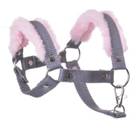 Halfter grau mit pink Fell von Hobby Horse LarDen mit Metallschnallen und -ringen, weichem pinkfarbenem Kunstfellfutter an den Riemen, freigestellt vor weißem Hintergrund – ideal als stilvolles Accessoire für Pferd oder Hobby Horse.