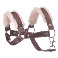 Halfter braun mit Fell von Hobby Horse LarDen mit Metallringen, Verschluss und weicher beiger Fleece-Polsterung innen für zusätzlichen Komfort – ein unverzichtbares Accessoire für jede Hobby Horse Sammlung.