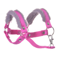 Halfter pink mit Fell von Hobby Horse LarDen ist ein Accessoire aus Nylon für Hobby Horse mit verstellbaren Riemen, silberfarbenen Metallringen, Karabinerverschlüssen und weicher grauer Innenpolsterung, vor weißem Hintergrund.