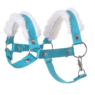 Das Halfter türkis mit Fell von Hobby Horse LarDen hat eine weiche weiße Fleece-Polsterung, verstellbare Riemen, Metallringe und einen Verschluss für sicheres Führen. Inspiriert von Halfter-Zubehör bietet es Komfort in einem stilvollen türkisfarbenen Design.