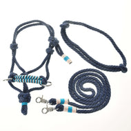 Ensemble de corde marine de Hobby Horse LarDen comprenant un licol en corde bleu marine et une longe assortie avec accents blancs et turquoise, clips métalliques et nœuds, parfait pour votre Hobby Horse, présenté sur fond blanc.