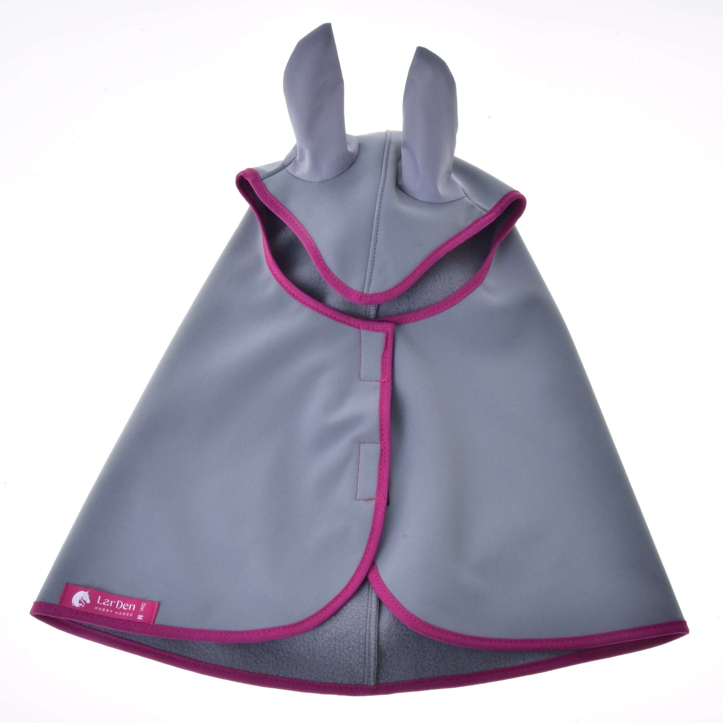 Imperméable gris de Hobby Horse LarDen, cape grise pour animal avec bordure rose, deux formes d’oreilles pointues sur la capuche et étiquette rose en bas à gauche, présenté à plat sur fond blanc.