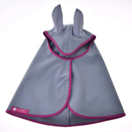 Regendecke Grey von Hobby Horse LarDen, ein grauer Umhang mit pinker Einfassung, zwei spitzen Ohrformen an der Kapuze und einem pinken Etikett in der unteren linken Ecke, flach liegend vor weißem Hintergrund.