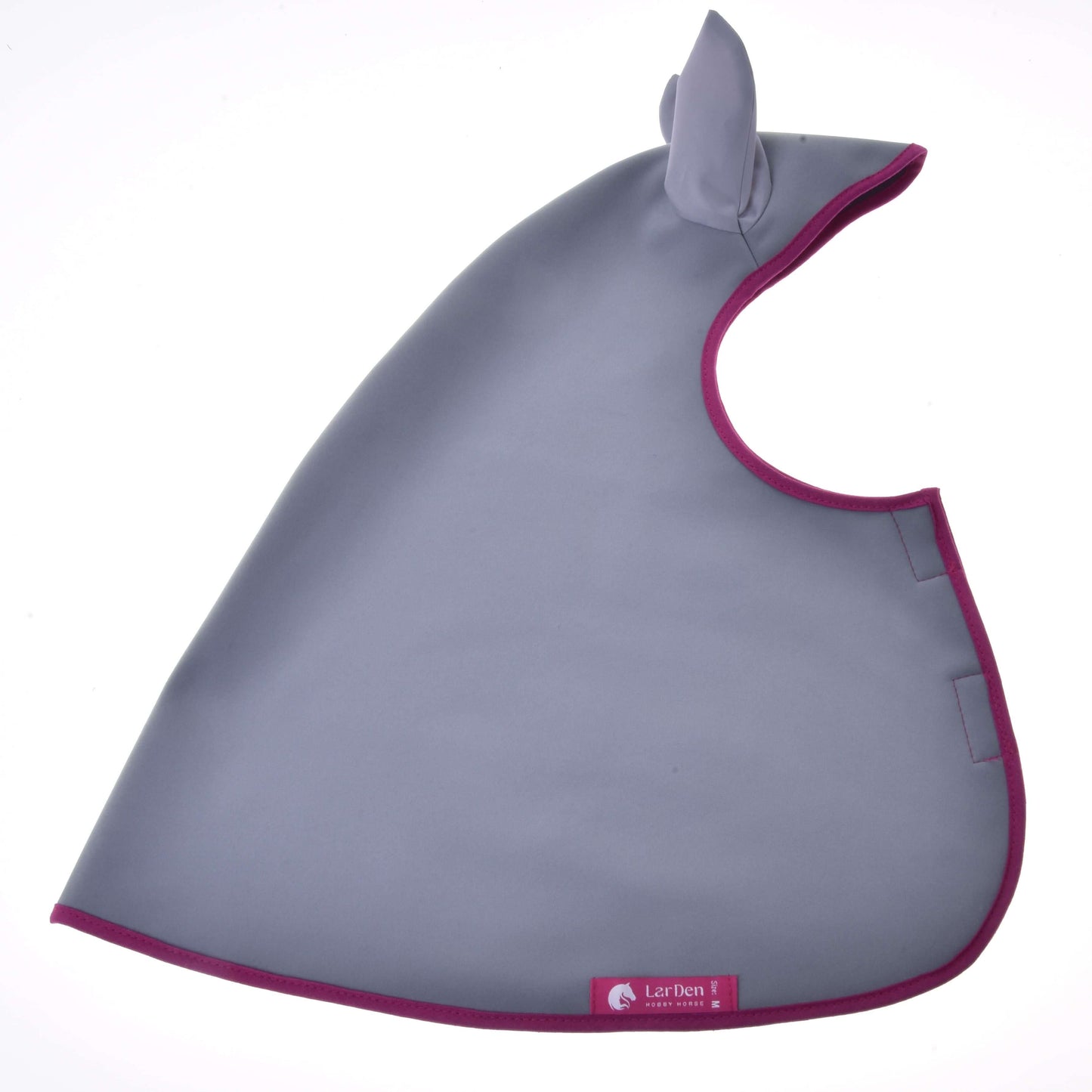 Imperméable gris de Hobby Horse LarDen, bavette inspirée d’un imperméable tout temps, avec bordure magenta, capuche pointue avec détail d’oreilles et petite étiquette rose au bord inférieur, présentée à plat sur fond blanc.