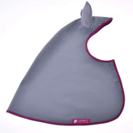 Regendecke Grey von Hobby Horse LarDen als Latz, inspiriert von einer Allwetter-Regendecke, mit magentafarbener Einfassung, spitzer Kapuze mit Ohrdetail und kleinem pinken Etikett am unteren Rand, flach vor weißem Hintergrund.