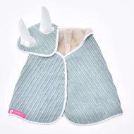 Set Manchester Little Green von Hobby Horse LarDen ist ein gerippter, hellblauer Umhang für Haustiere mit weißem Besatz und weichen weißen Hörnern an der Kapuze, gefüttert mit beigefarbenem Fleece und mit einem rosa Lil Pets Anhänger versehen – perfekt zum Kombinieren mit jedem Decken-Set oder jeder Fliegenhaube.