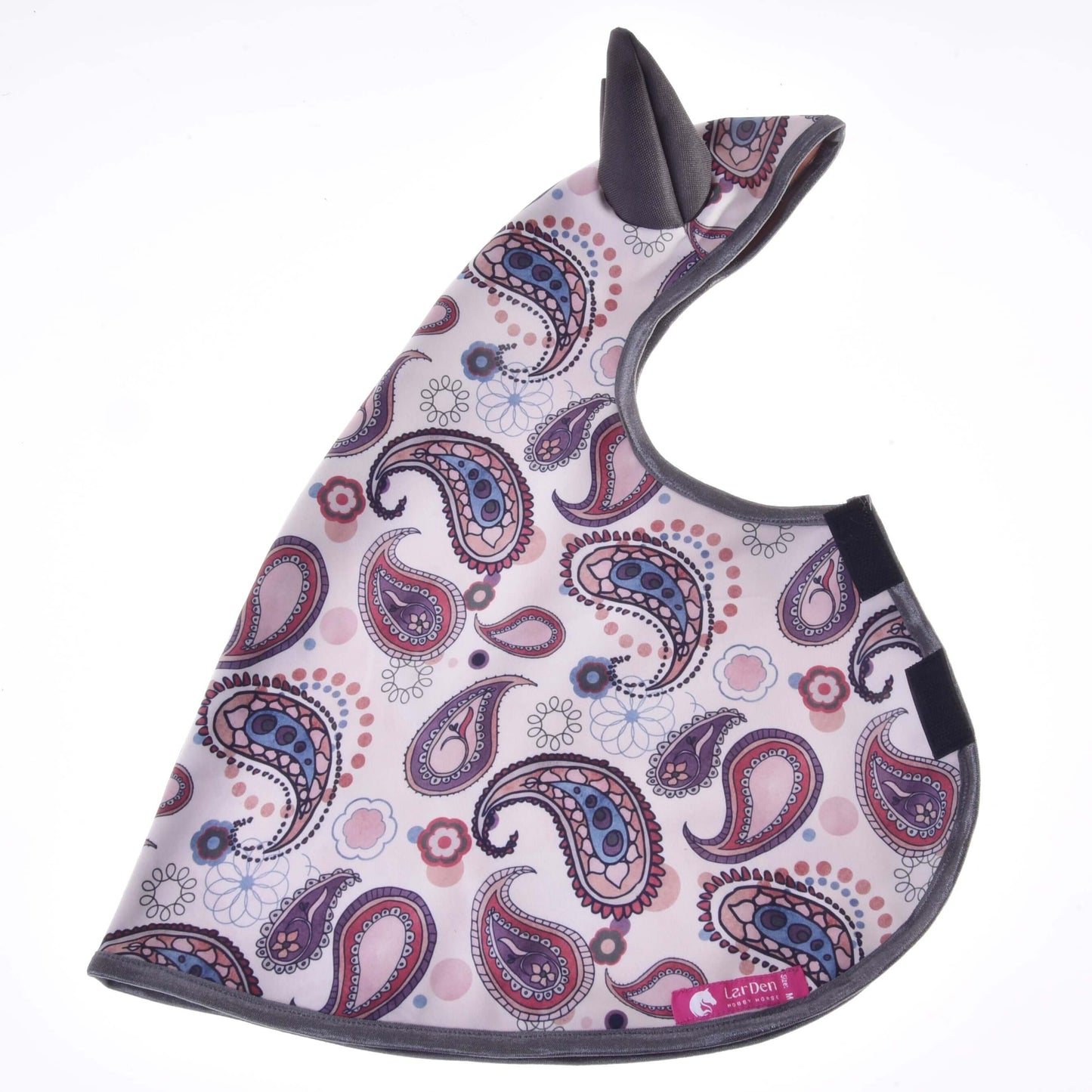 Ohrenhaube für Pferd mit Paisleymuster in Rosa, Lila und Blau mit grauer Einfassung – perfekt in Kombination mit deiner Hobby Horse LarDen Regendecke Fairy Blue (softshell) für einen abgestimmten Look. Vor weißem Hintergrund.