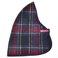 Die Stalldecke Edinburgh von Hobby Horse LarDen zeigt ein rot-blau-gelb-weißes Karomuster – perfekt, um deinem Pferd bei Trainingseinheiten Stil und zusätzlichen Schutz zu verleihen.
