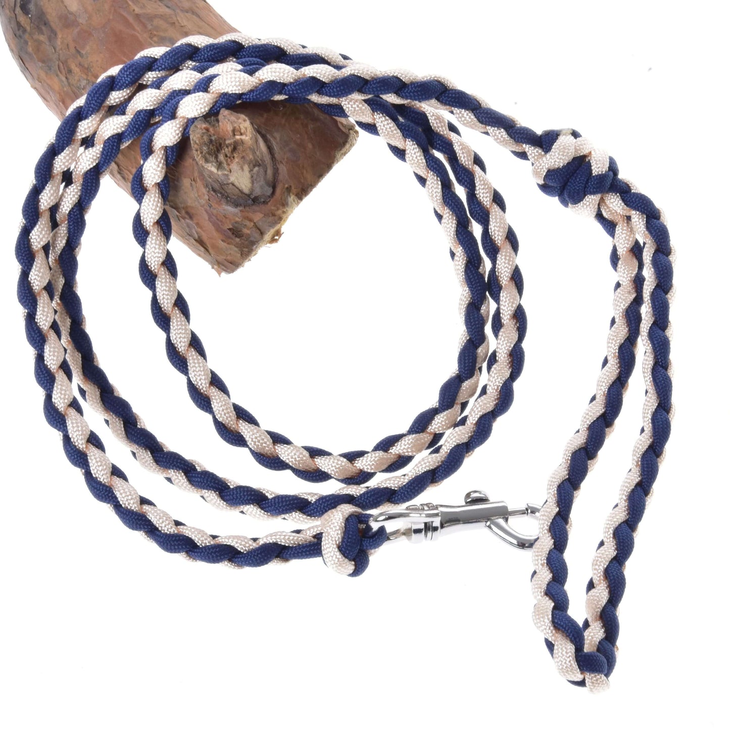 Hobby Horse - Corde de meneur tricotée Cremo-Bleu de Hobby Horse LarDen, corde enroulée tricotée à la main bleu marine et beige avec fermoir métallique argenté, présentée enroulée autour de bois sur fond blanc.