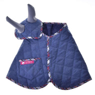 Set Jeans von Hobby Horse LarDen als stilvolle Hundejacke mit kariertem Besatz, kleiner Tasche und passendem Kopfstück – ideal als verspieltes Tierkostüm oder passend zu einem Fliegenhauben-Set.