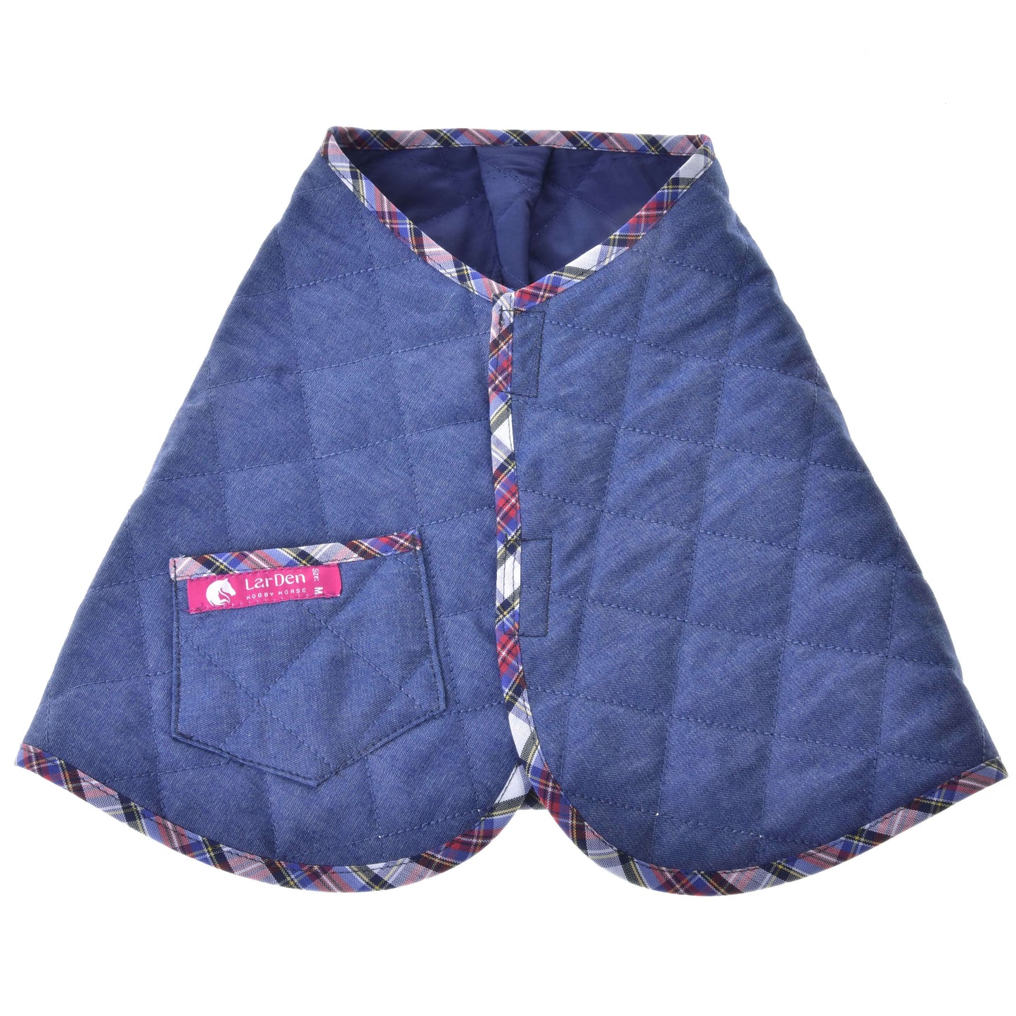 Ensemble Jean de Hobby Horse LarDen, cape bleue matelassée pour animal avec bordure à carreaux, fermeture boutonnée à l’avant et poche sur le côté gauche avec étiquette rose, idéal comme accessoire ludique pour cheval ou pour assortir votre couverture et votre bonnet d’oreilles pour Hobby Horse.