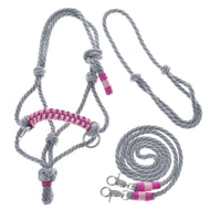 Ensemble de corde Rosie de Hobby Horse LarDen comprenant un licol gris et rose avec longe assortie, laisse et rênes avec mousquetons en métal et accents tissés roses, présenté sur fond blanc.