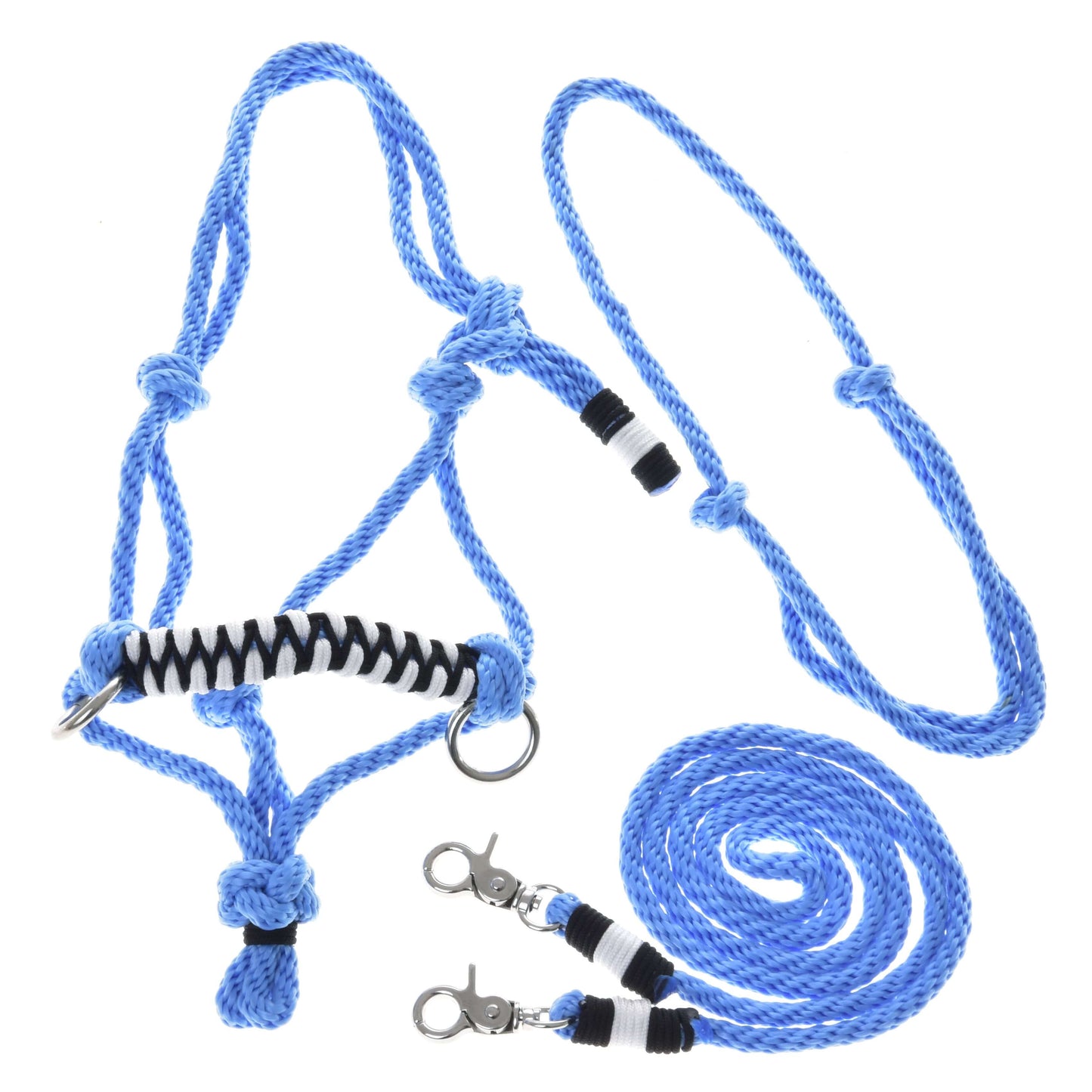 Seilset Malibu ist ein blaues Halfter für Pferde mit Führstrick mit geflochtenen Knoten, Metallringen und Clips. Es hat einen schwarz-weiß gewebten Nasenriemen – ideal als Zügel oder für Hobby Horse Fans.