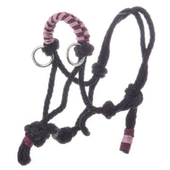 Seilhalfter York von Hobby Horse LarDen, ein schwarzes Halfter mit silberfarbenen Ringen und pinken Umwicklungen, perfekt für Pferde oder als Accessoire für Hobby Horse, vor weißem Hintergrund.
