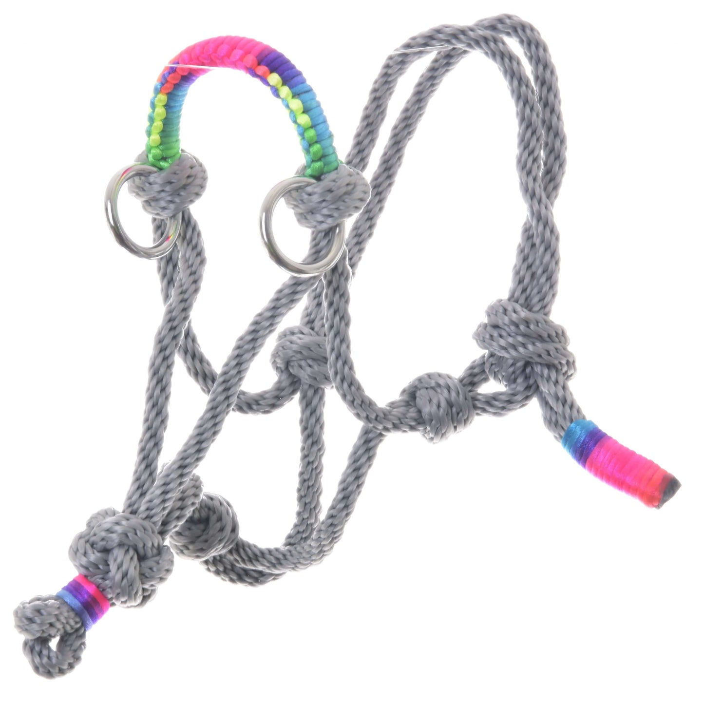 Licou en corde Manhattan de Hobby Horse LarDen, licou gris avec accents enroulés arc-en-ciel et anneaux métalliques, parfait comme accessoire pour n’importe quel Hobby Horse.