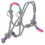 Seilhalfter Manhattan von Hobby Horse LarDen ist ein graues Halfter für Hobby Horse mit regenbogenfarben umwickelten Akzenten und Metallringen, ideal als Accessoire für jedes Hobby Horse.