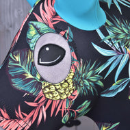 Combinaison de protection Hobby Horse Ananas (Lycra) de Hobby Horse LarDen, gros plan avec motif tropical coloré de feuilles, ananas jaunes et grand œil gris de style cartoon, parfaite pour les passionnés de Hobby Horse tendance.