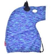 Hobby Horse LarDen Hobby Horse Schutzanzug Sea (Lycra) ist ein blau-lila gemusterter, waschbarer Bezug in Form eines Pferdekopfes mit schwarzem Horn, Ohr, Gesichtsausschnitt und Kordelzug unten für sicheren Sitz.