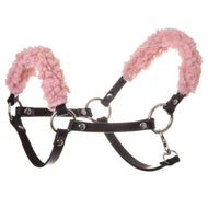 Schwarzes Halfter mit altrosa Fell - Kunstleder von Hobby Horse LarDen mit schwarzem Kunstleder, großen Metallringen und rosa Fleece-Polsterung an Nasenriemen und Genickstück, vor weißem Hintergrund gezeigt.