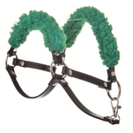 Schwarzes Halfter mit grünem Fell - Kunstleder von Hobby Horse LarDen, aus Kunstleder mit silberfarbenen Beschlägen und dicker grüner Fellpolsterung an Genickstück und Nasenriemen für Komfort, ist perfekt für Hobby Horses.
