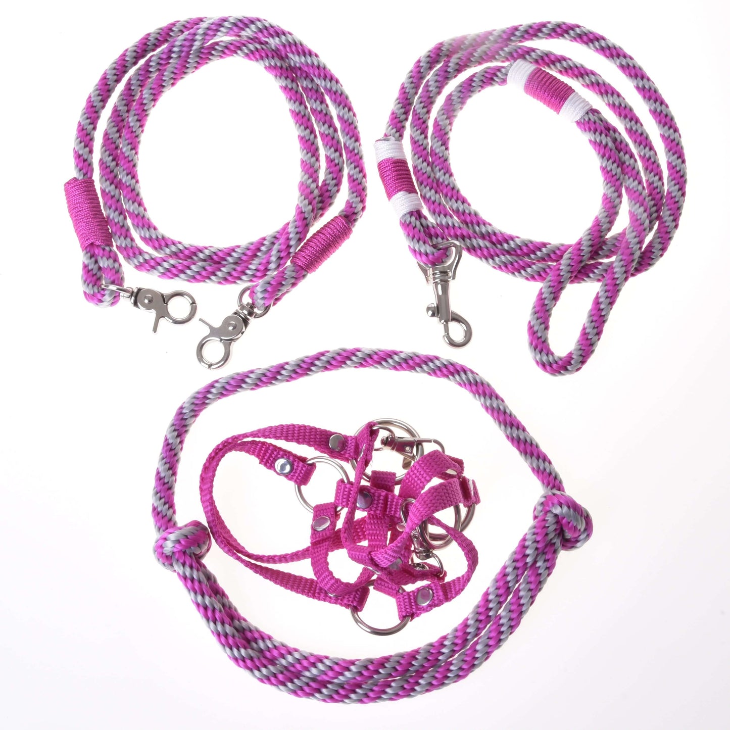 Set Start Pink (Halfter + Halsring + Führstrick + Zügel) von Hobby Horse LarDen umfasst ein rosa Halfter, einen Halsring, einen Führstrick und geflochtene Zügel mit Metallclips, alles vor weißem Hintergrund angeordnet. Perfekt als Hobby Horse Accessoires.