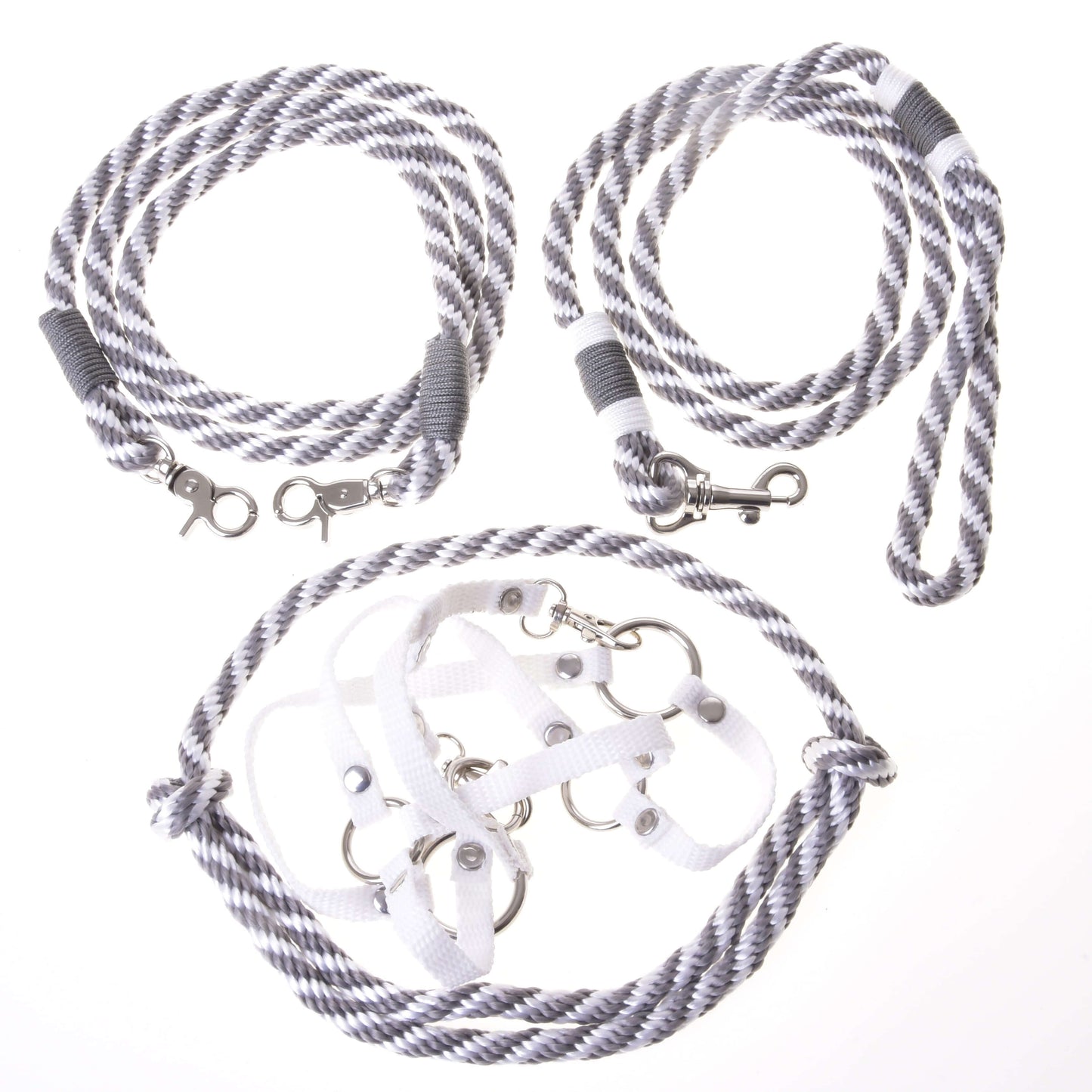 Set Start Silber (Halfter + Halsring + Führstrick + Zügel) von Hobby Horse LarDen umfasst ein Halfter, einen Halsring, einen Führstrick und Zügel mit Metalldetails – ideale Accessoires für Hobby Horses – vor weißem Hintergrund.