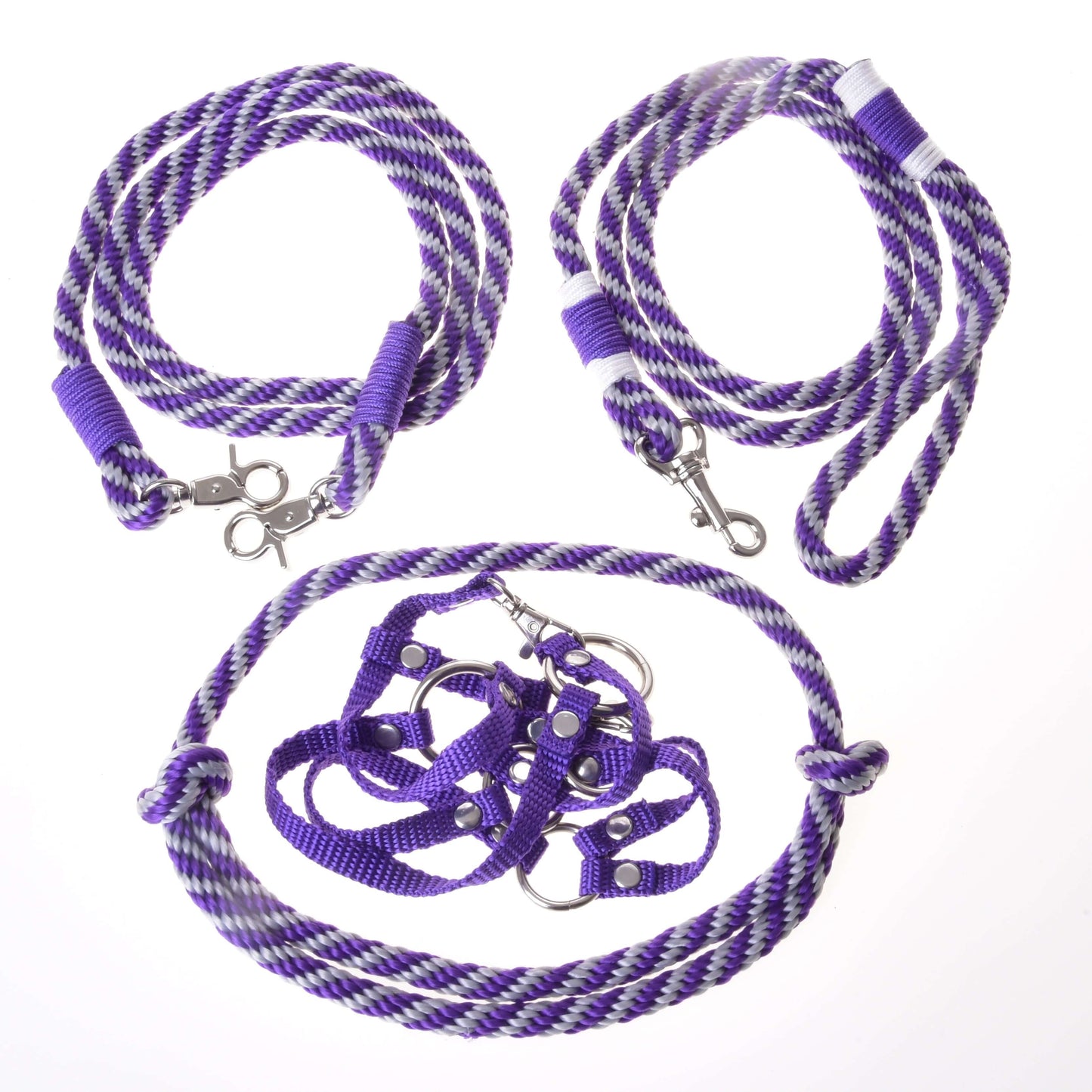 Set Start Lila (Halfter + Halsring + Führstrick + Zügel) von Hobby Horse LarDen umfasst ein Halfter, einen Halsring, einen Führstrick und Zügel in lila-weißen Streifen – perfekt als Halfter und Führstrick oder als Hobby Horse Accessoires. Alle Teile sind vor weißem Hintergrund dargestellt.