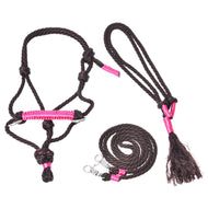 Seilset Noir Cocoa von Hobby Horse LarDen mit braunem Halfter für Hobby Horse und Führstrick mit leuchtend pinken Akzenten, Metallclips und Knotendetails – ideal für deine Hobby Horse Abenteuer. Gezeigt vor weißem Hintergrund.