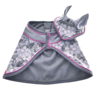 Set Grey Flower von Hobby Horse LarDen ist ein grauer Haustierumhang mit Blumenmuster, rosa Einfassung und angesetzter Kapuze mit zwei aufrechten hasenähnlichen Ohren, flach liegend vor weißem Hintergrund.