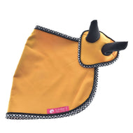 Set Yellow Beauty von Hobby Horse LarDen ist eine gelbe Fliegenhaube in Form eines Stierkopfes mit schwarzen Hörnern, schwarz-weißem Besatz und einem rosa Etikett, ideal als einzigartiger Stilakzent für dein Pferd.