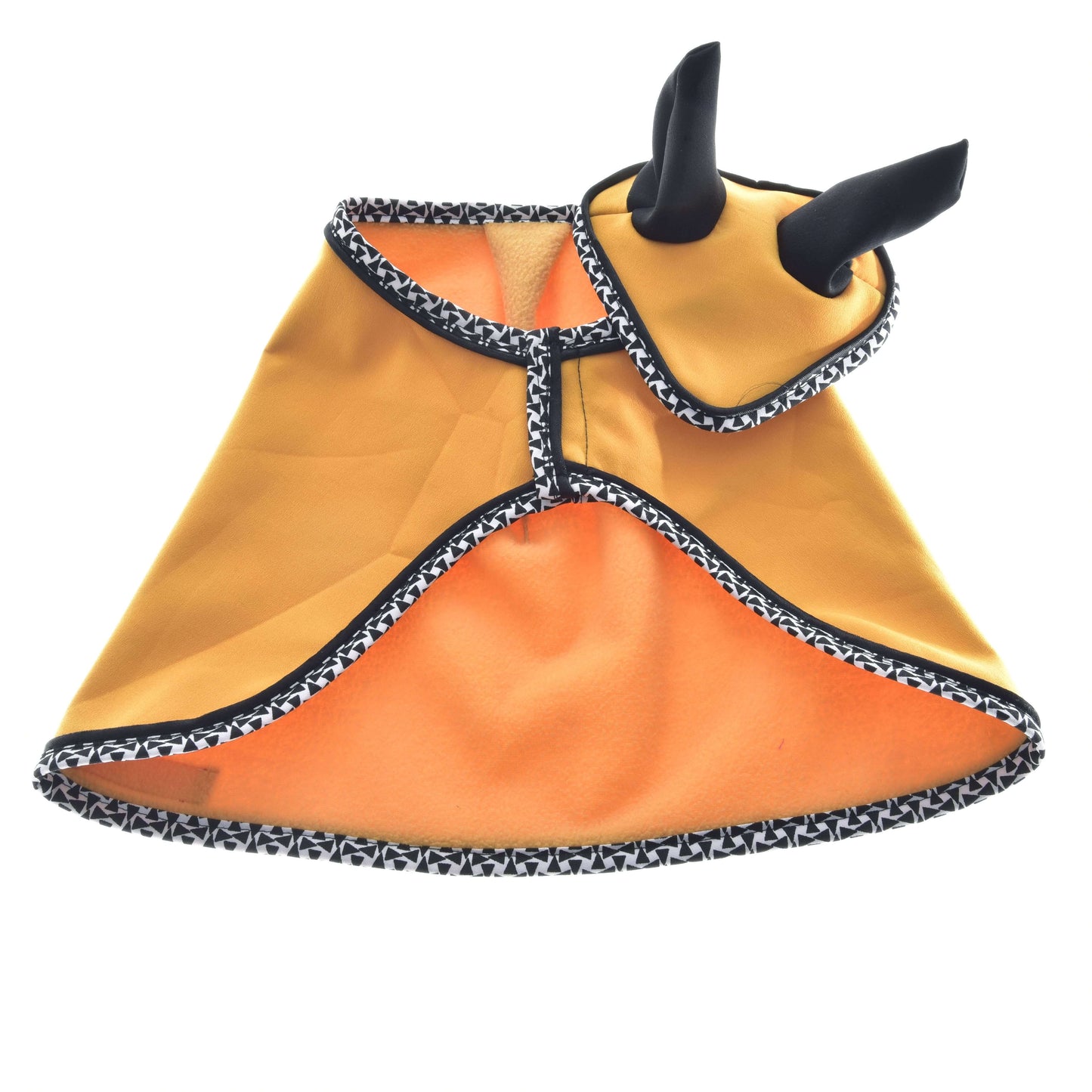 Ensemble Beauté Jaune de Hobby Horse LarDen, cape pour animal jaune avec bordure noire et blanche et deux accents noirs en forme de cornes sur la capuche, rappelant un bonnet d’oreilles, présenté sur fond blanc.