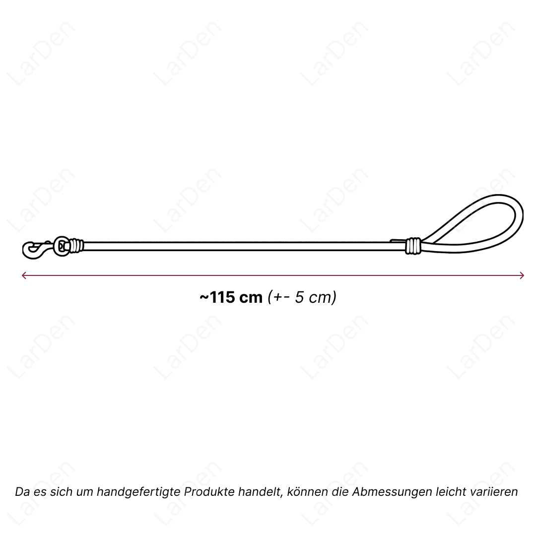 Einfache Linienzeichnung eines Stricks für Hobby Horse mit einer Schlaufe an einem Ende und einem Verschluss am anderen. Ein doppelseitiger Pfeil darunter zeigt eine Länge von ungefähr 115 cm (± 5 cm). Deutscher Text weist darauf hin, dass die Maße variieren können.