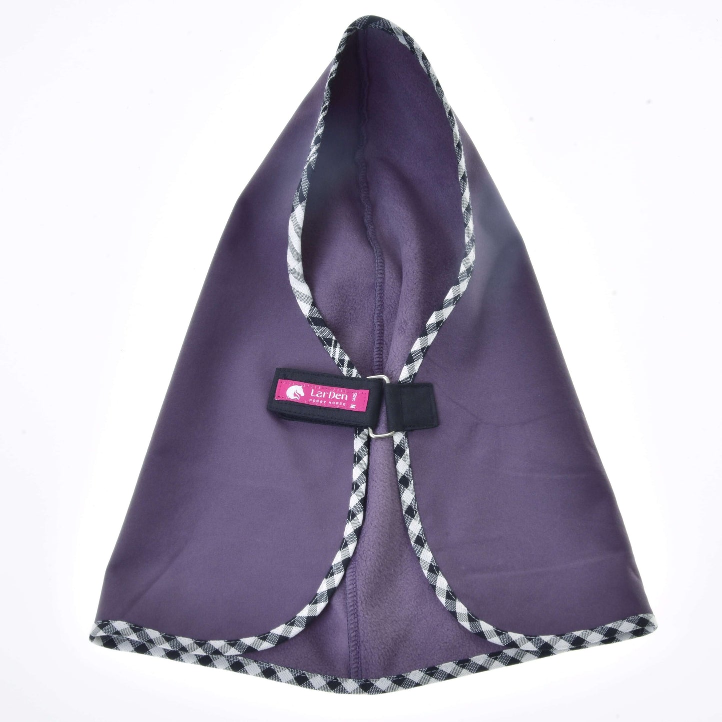 Couverture d’écurie Dahlia de Hobby Horse LarDen, vêtement violet à capuche avec bordure à carreaux noir et blanc et étiquette rose Cat-Den sur le devant, au style de couverture pour Hobby Horse et présentée à plat sur fond blanc.