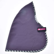 The Stable blanket Dahlia by Hobby Horse LarDen is a purple, curved PES blanket with black-and-white checkered trim and a Lär Dich! horse icon label, shown flat on a white background.