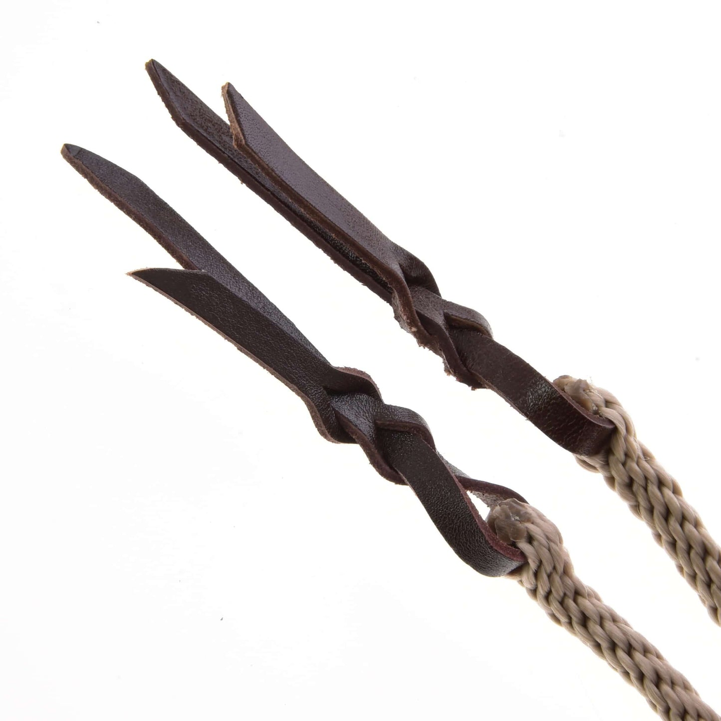 Rênes Western Fendues Dallas de Hobby Horse LarDen avec deux cordes tressées beiges se terminant en boucles, fixées par des lanières de cuir brun foncé nouées en nœuds décoratifs à extrémités pointues, rappelant des rênes western haut de gamme sur fond blanc uni.