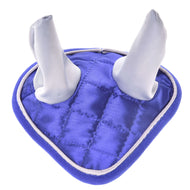 Die Hobby Horse LarDen Ohrenkappe DeLuxe Blue, ein blaues gestepptes Stoffteil mit zwei aufrechten grauen Stoffkegeln, ist vor weißem Hintergrund zu sehen.